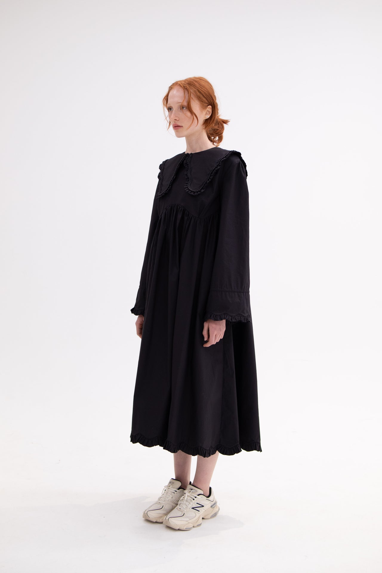 Roco black - sleepwear and everyday dress with a large collar with scalloped edges and gathered frills