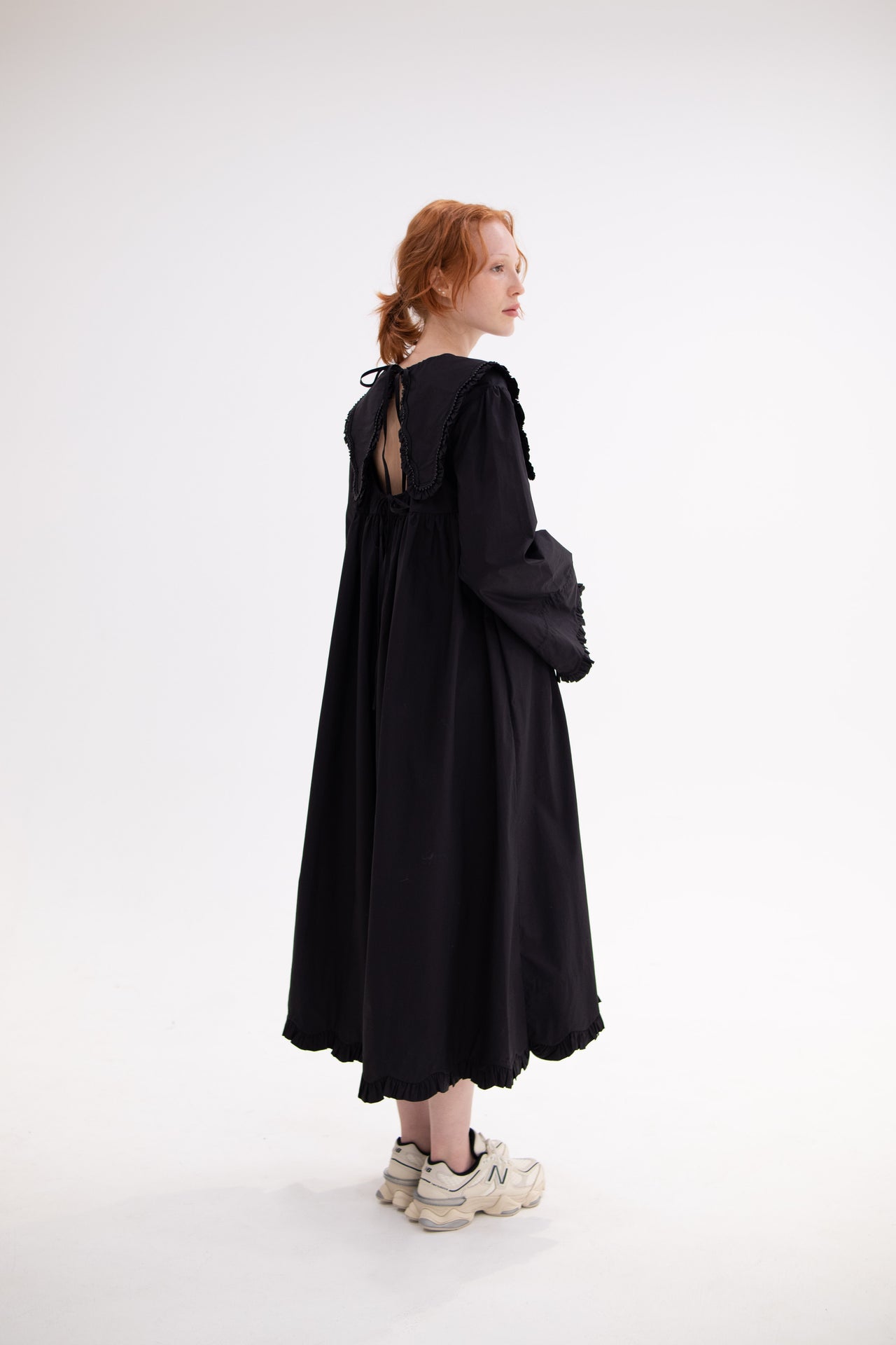 Roco black - sleepwear and everyday dress with a large collar with scalloped edges and gathered frills